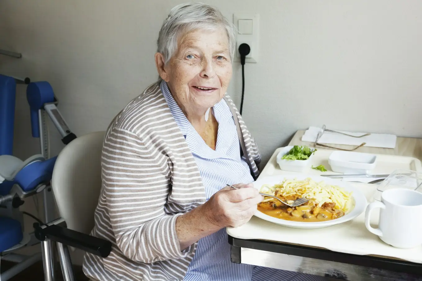 seniorka podczas posiłku